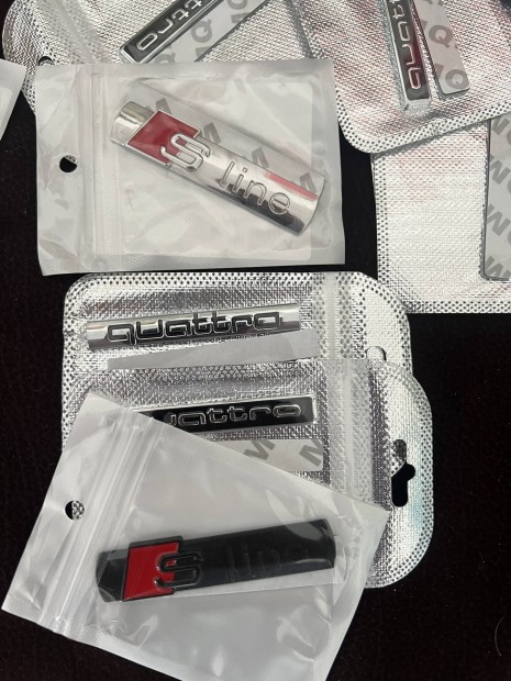 Audi S line, Quattro logo h�t�r�csra is.