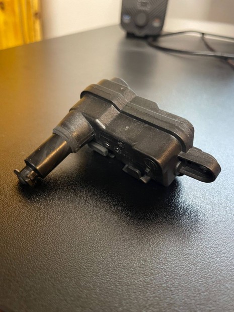 Audi/VW K�zpontiz�r Motor Tankajt� - 8V0.862.159