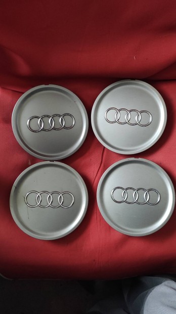 Audi alufelni k�z�p kupak 8D0 601 165D