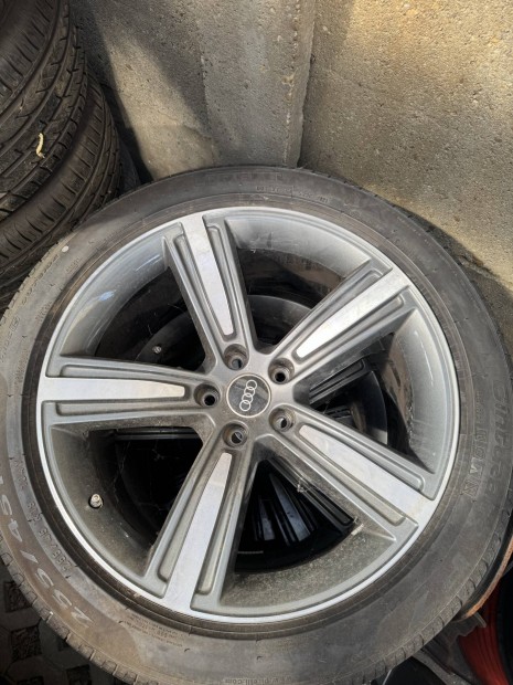 Audi alufelni nyári gumival 19"