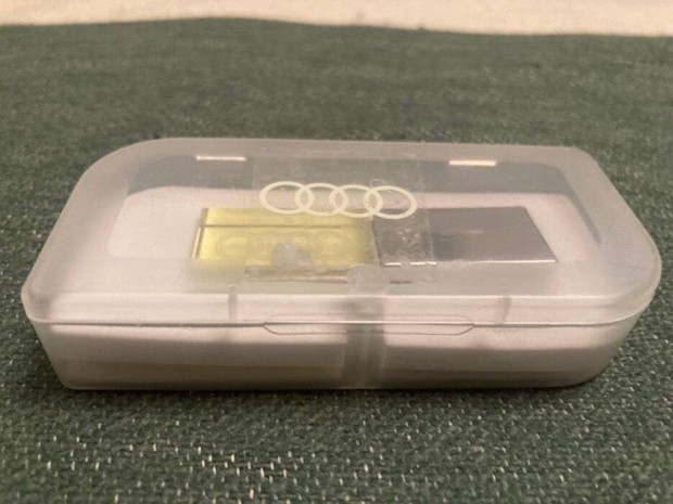 Audi fém & üveg USB 2.0 pendrive 8 GB dobozban