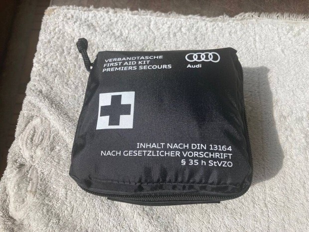 Audi gyári elsősegély csomag a csomagtartóba