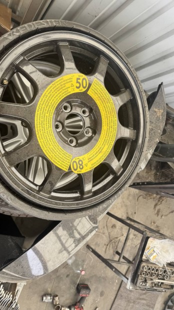 Audi helytakarékos mankó kerék