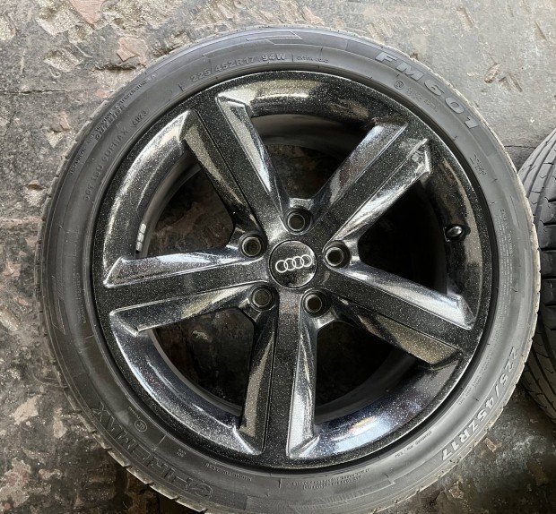 Audi kerek garnitura