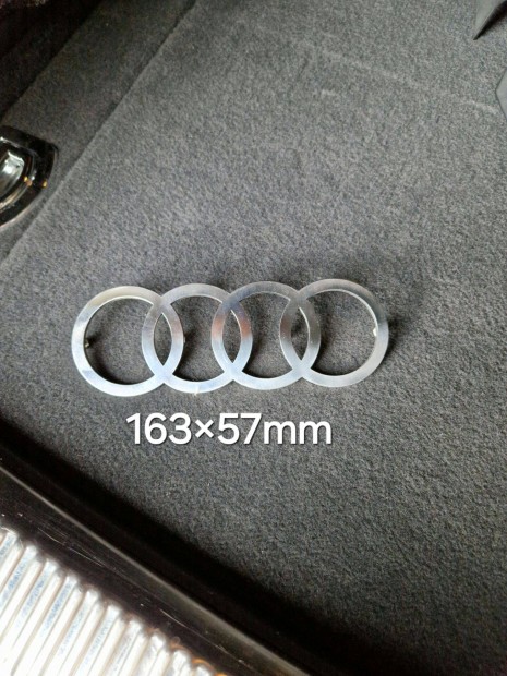 Audi motorburkolat logo