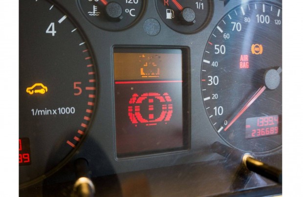 Audi műszercsoport LCD kijelző javítás pixelhiba foltosodás sötét pont