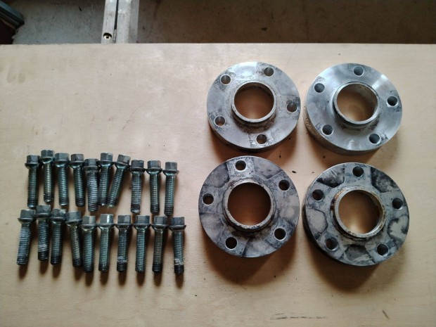 Audi nyomtávszélesítő 4 db 30 mm széles 57,1 mm csavarokkal