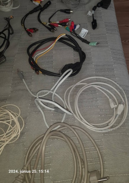 Audio, videó és PC kábelek egyben eladó