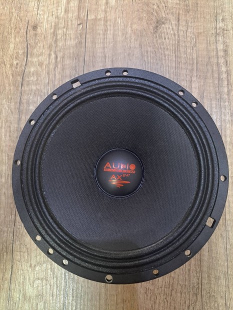 Audio system kick hangszórók
