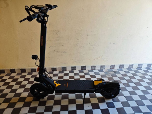 Ausom L1 Elektromos Roller, 800 W-os Motor, 48 V 15,6 Ah Eladó!