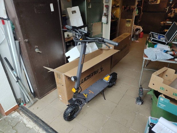 Ausom L1 új - elektromos roller - 800 W-os motor, Max. 45 km/h, 70 KM