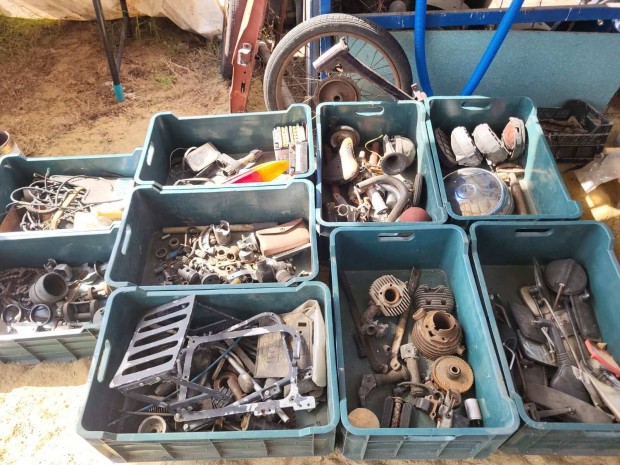 Aut� �s motorker�kp�r alkatr�szek elad�