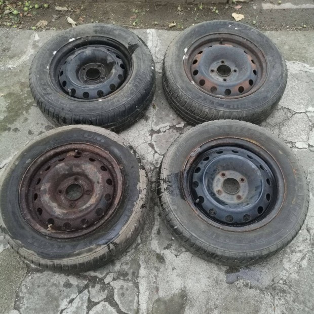 Aut felni gumikkal