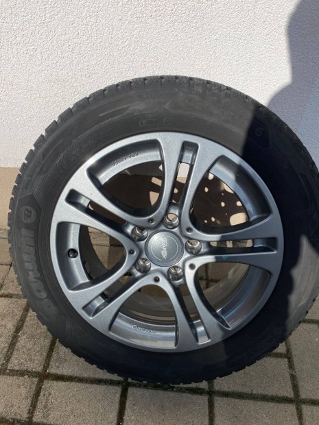 Aut� gumi, felnire szerelve