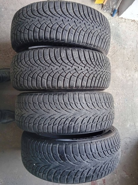 Aut� gumi elad�!