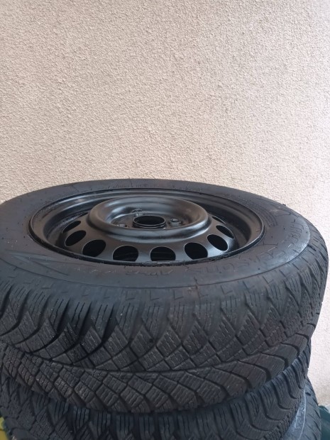 Auto gumiabroncs felnivel