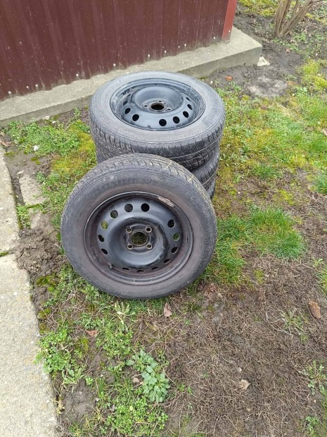 Aut� gumik, felnivel elad�k.