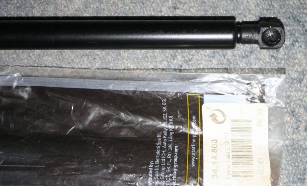 Aut� h�ts� csomagtart� teleszk�pja