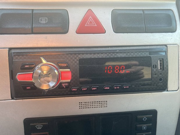 Auto-radio elado.