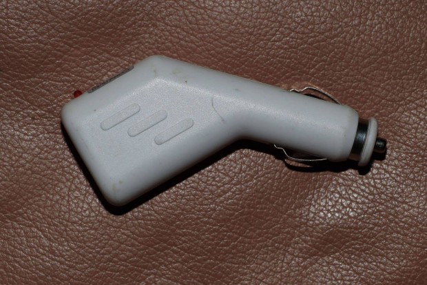 Autó szivargyújtóba tehető USB töltő