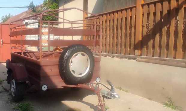 Autoflex típusú, három mázsás utánfutó.