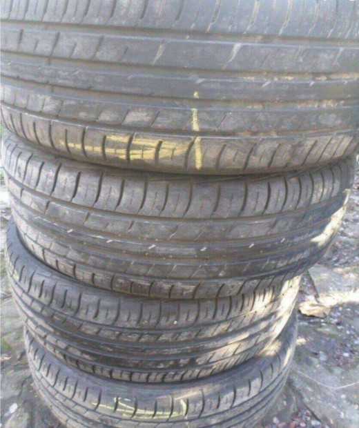 Aut�gumi Falken 225/60R17 egyben 4 db