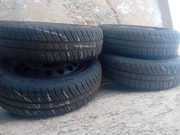 Aut�gumi felnivel elad�