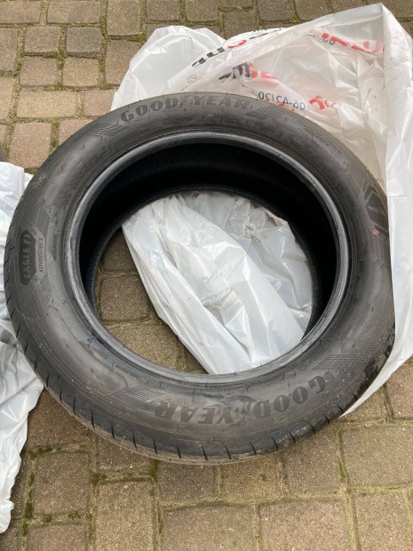 Aut�gumi n�gy �vszakosra v�lt�s miatt elad� 30/233-8628