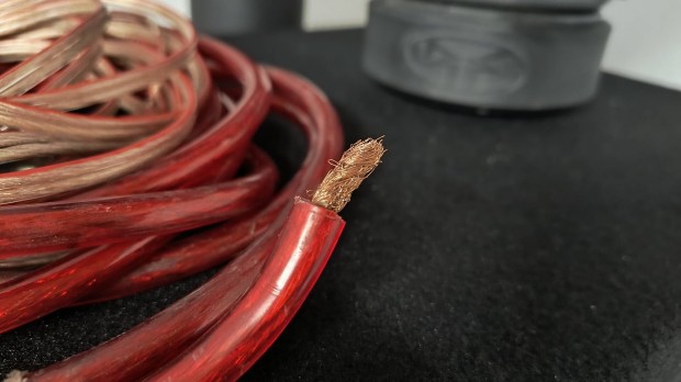 Aut�hifi K�belszett 20-as, Biztos�t�kkal