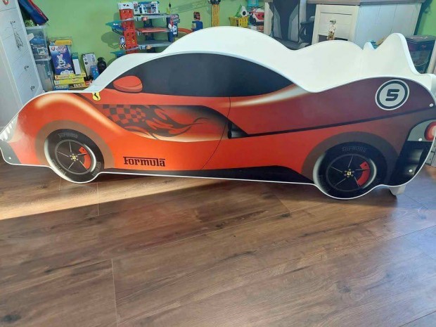 Aut�s (Ferrari) gyerek�gy