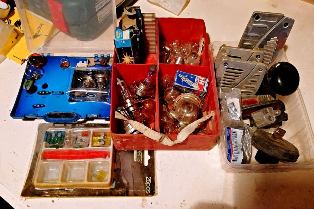 Autós biztosíték,lámpa / égő ,gyertya ,pedál,tank sapka stb csomag