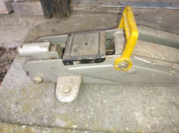 Aut�s hidraulikus emel�