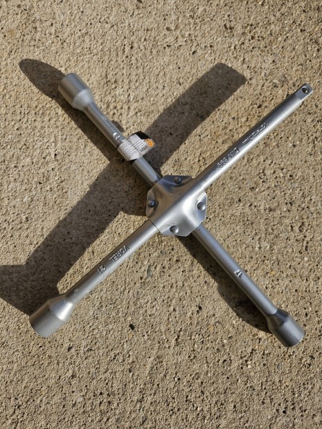 Aut�s keresztkulcs, ker�kkulcs