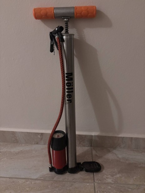 Aut�s pumpa, bicikli pumpa nyom��r�vel