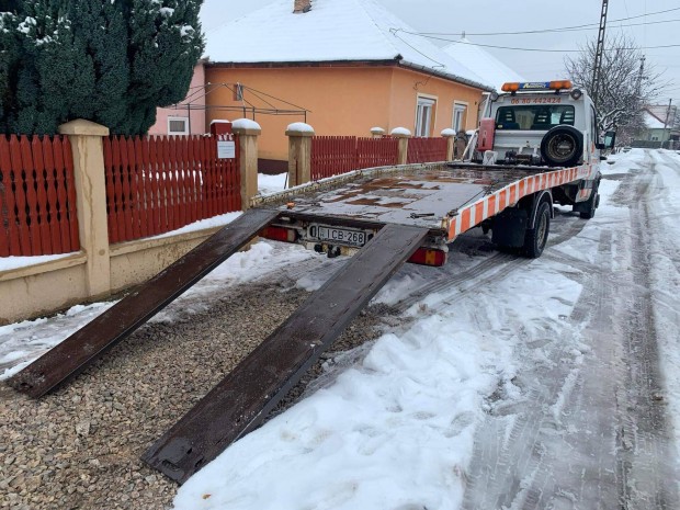 Autószállító felépitmény működő csörlővel, rámpával
