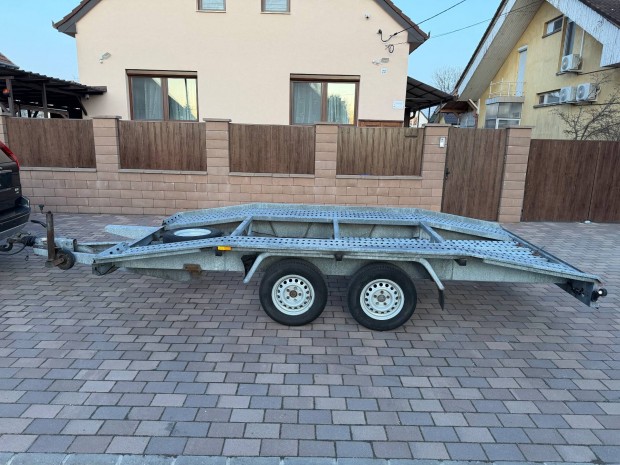 Aut�sz�ll�t� trailer elad�