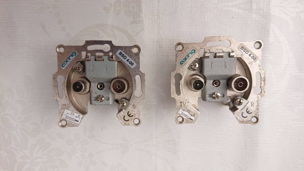 Axing BSD 4-00 antenna csatlakoz� TV, UKW s�llyesztett t�pvonalcsonk