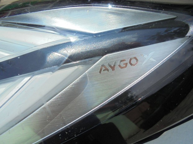 Aygo X gyári első led lámpa sérült állapotban eladó