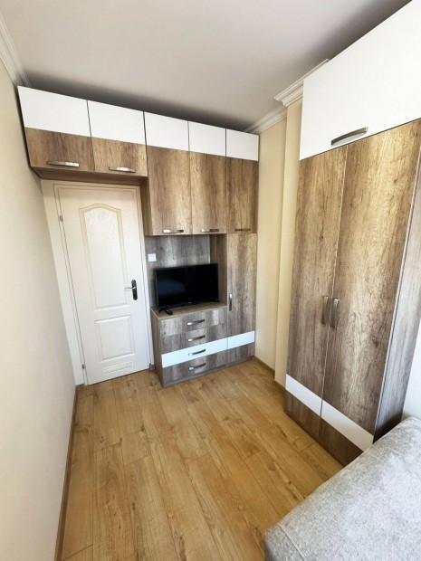 Az Eg�szs�g�gyi F�iskola mellett 1 szob�s lak�s kiad�!