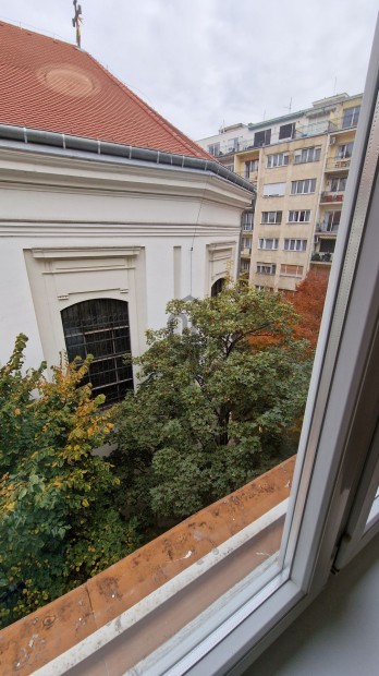 Az Erzs�bet h�d pesti h�df�je k�zvetlen k�zel�ben,  csendes, z�ld k�rn