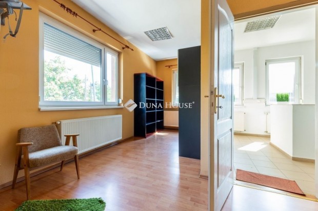 Az M3-as k�zel�ben �jszer� iroda�p�let hatalmas csarnokkal