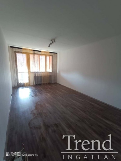 Az �j Vasm� �ton k�t szob�s, erk�lyes panel lak�s elad�!