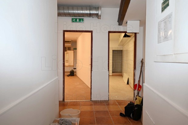 Az ingatlan NAGYKANIZS�N egy belv�rosi liftes irodah�z alagsor�ban