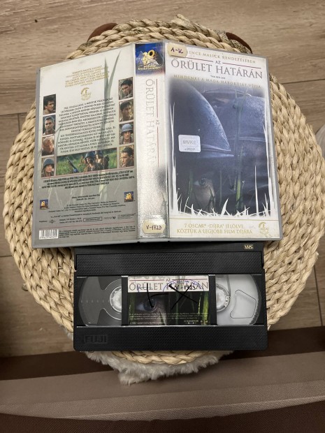 Az rlet hatrn vhs film