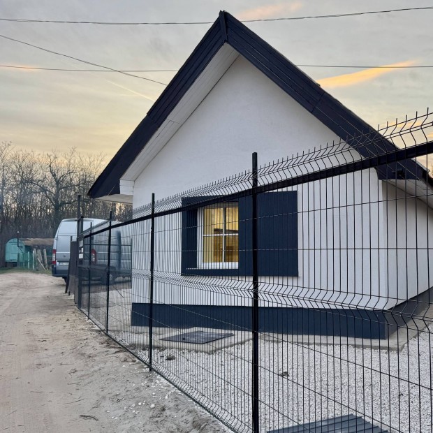 Azonnal K�lt�zhet� Fel�j�tott KIS H�z Nagy K�t Utc�ra Nyil� Telekkel