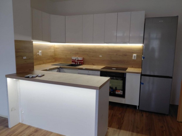 Azonnal K�lt�zhet�, Pr�mium Fel�j�tott T�glalak�s Damjanich Lak�park