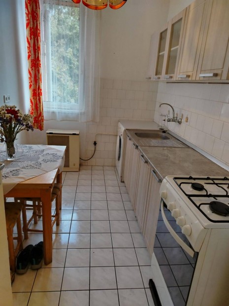 Azonnal birtokba vehet�, 2 szob�s, erk�lyes lak�s elad�!