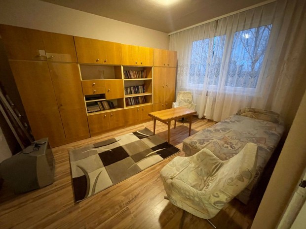 Azonnal birtokba vehet�, 2 szob�s, erk�lyes lak�s elad�!