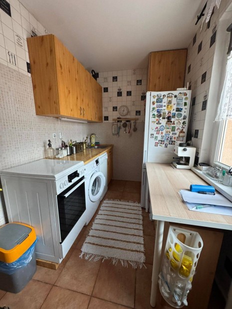 Azonnal k�lt�zhet� 2 szoba hallos lak�s elad�