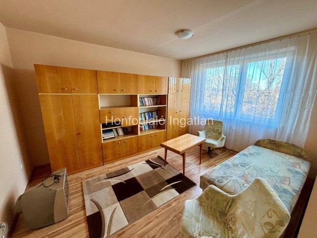 Azonnal k�lt�zhet� 2 szob�s, nagy konyh�s, erk�lyes lak�s